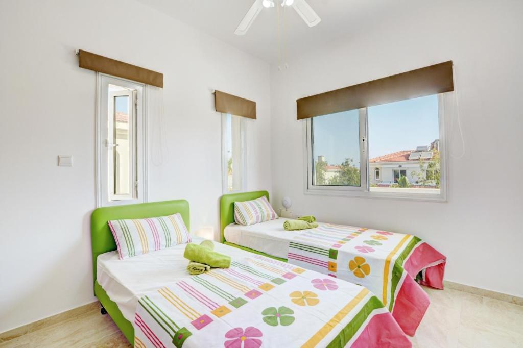 Villa Mario - 2Min Walk From Kapparis Beach Paralimni Esterno foto